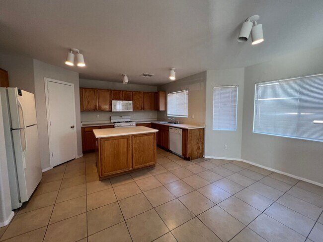 Building Photo - 1776 square foot 3 Bedroom home in El Mirage