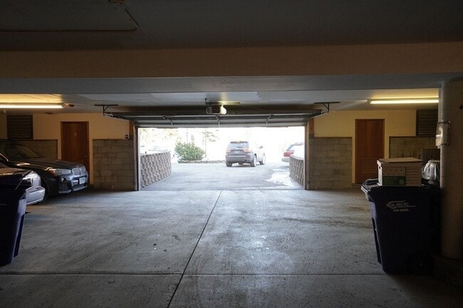 Building Photo - 2 Bed 2 Bath South Anchorage Condo!