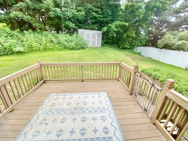 Building Photo - 3 Bedroom Home Colchester Available 8/15th!