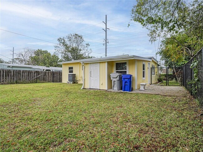 Building Photo - 1465 6th Ave