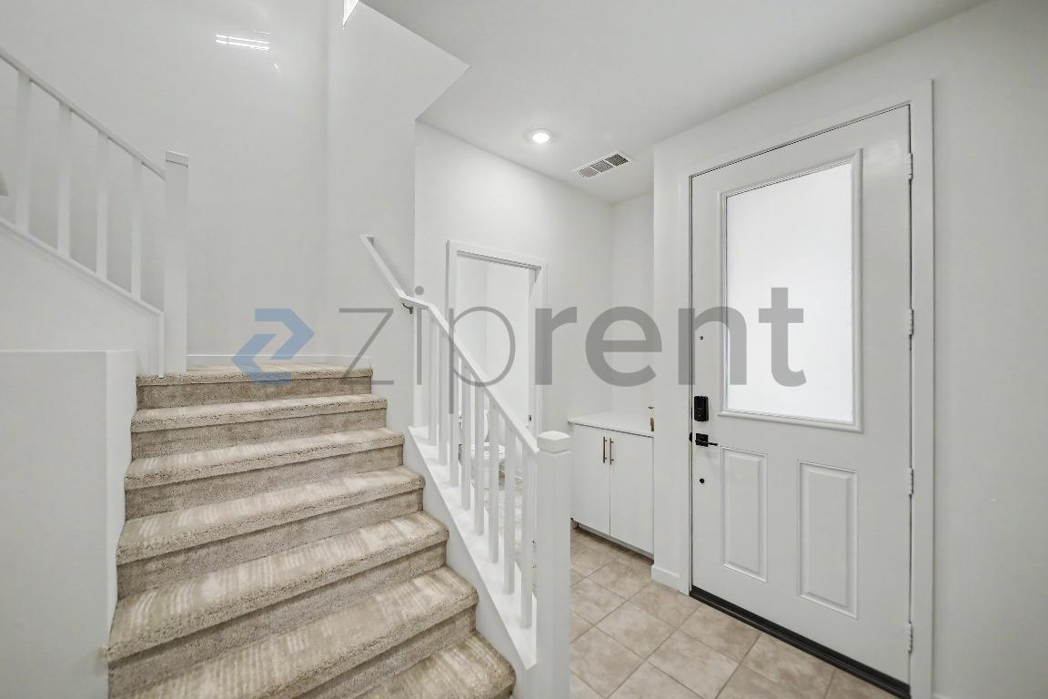 Building Photo - Unit