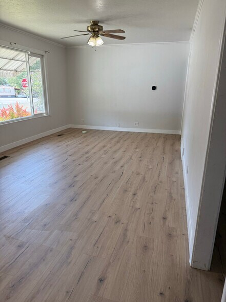 Building Photo - 25 Maple Ln S