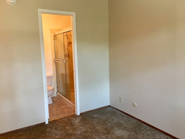 Building Photo - 1489 St James Pky