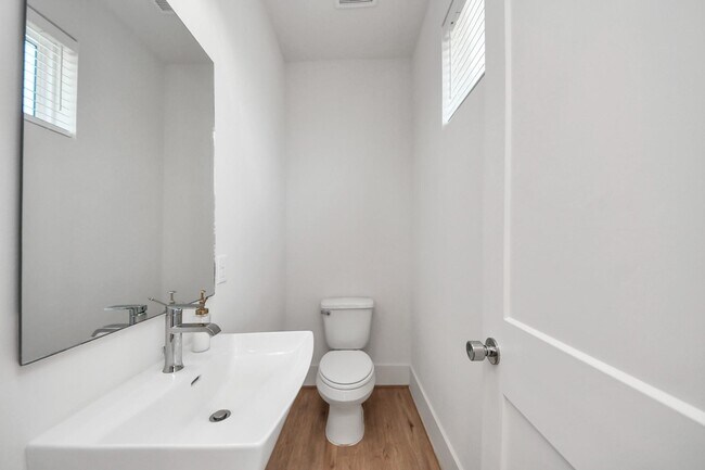 Building Photo - 1049 Glenn Ave