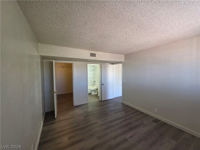Building Photo - 615 S Royal Crest Cir