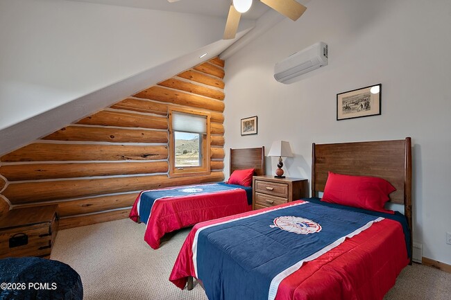 Building Photo - 948 S Foothill Dr