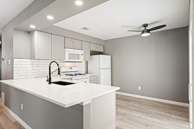 Building Photo - Modern Makeover in Prime NW Austin Location