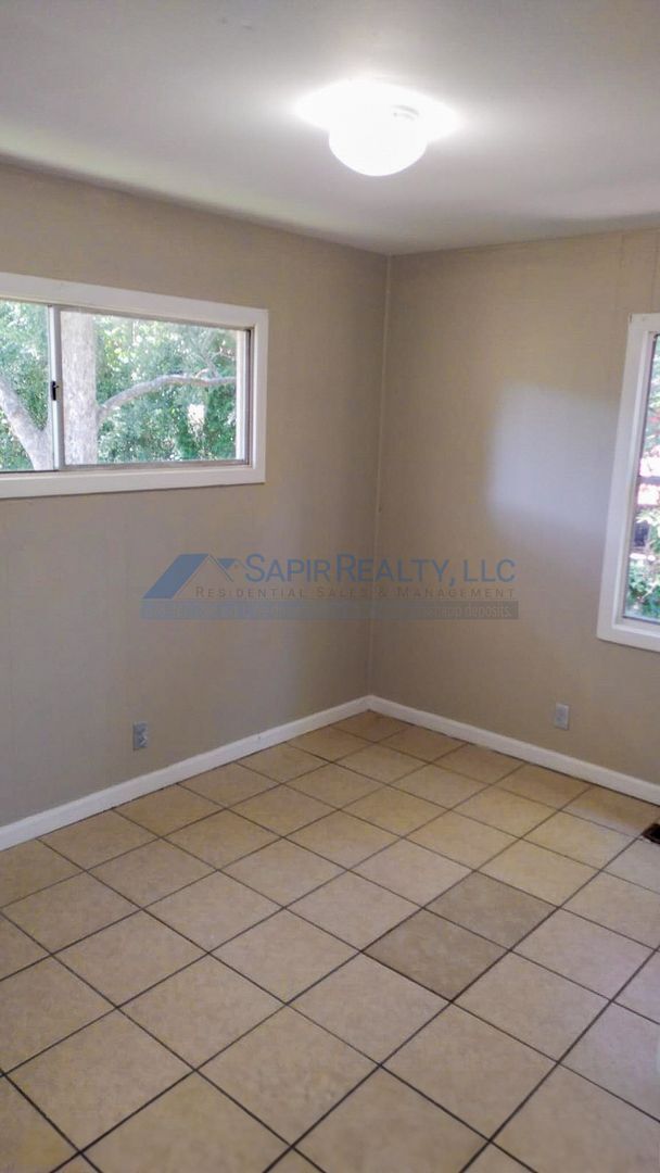 Building Photo - Charming 3-Bedroom Home with Modern Featur...