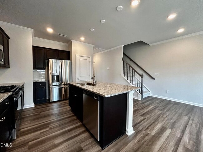 Building Photo - 154 Paramount Dr