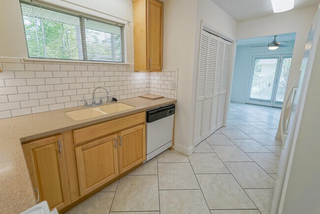 Building Photo - 251 S Villas Ct
