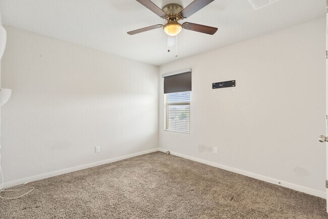 Building Photo - 4 Bedroom/2.5 Bath Paloma Subdivision