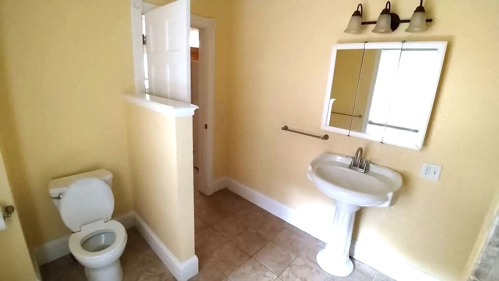 Building Photo - 319 Pratt St