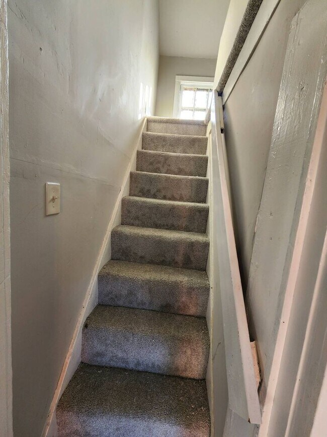 Building Photo - Charming 4-Bedroom Property in Prime Location