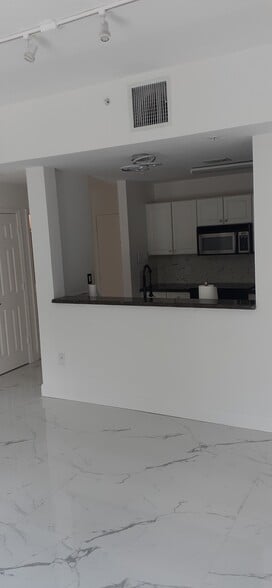 Building Photo - 1203 Town Center Dr