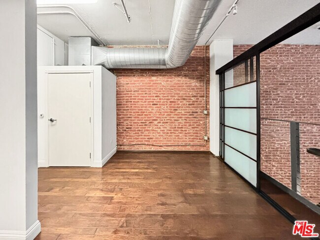 Building Photo - 510 S Hewitt St