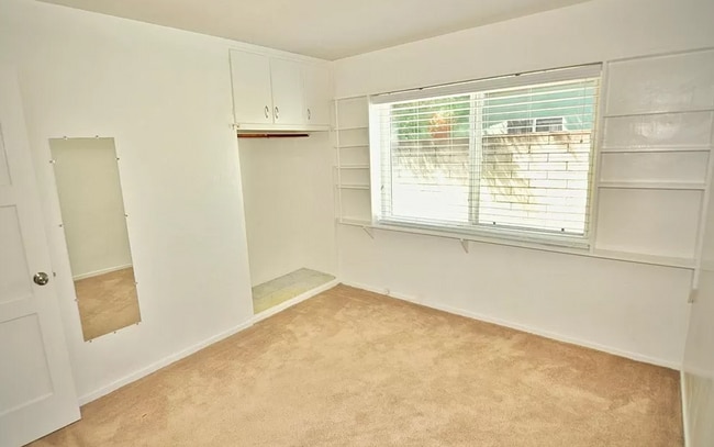 Building Photo - 5BD/2BA, Great Sunroom!