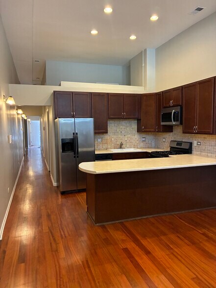Building Photo - 521 N Racine Ave