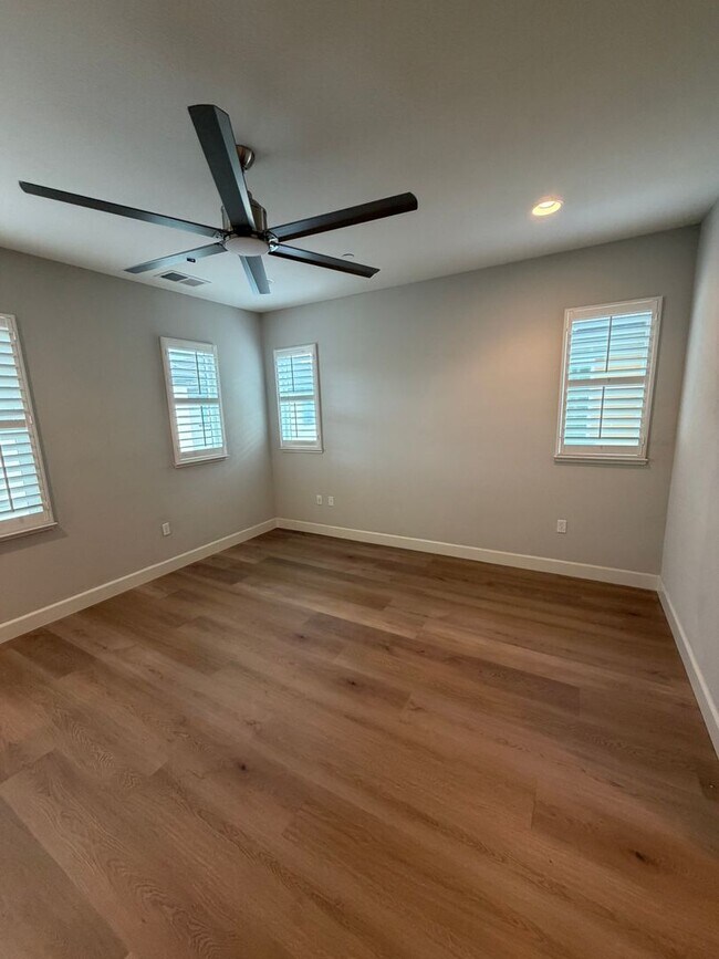 Building Photo - Beautiful Upgraded 4 Bed 3 Bath home in San Ramon Gale Ranch