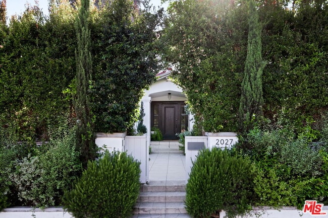 Building Photo - 2027 Canyon Dr