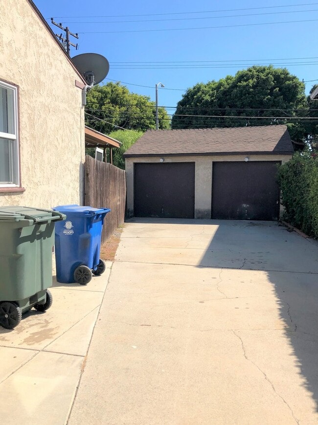 Building Photo - 1928 Rocket Property