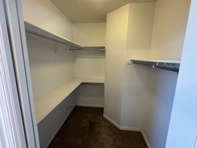Building Photo - 3-Bed, 2-Bath Standalone Home with 2 Car G...