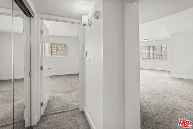 Building Photo - 10982 Roebling Ave