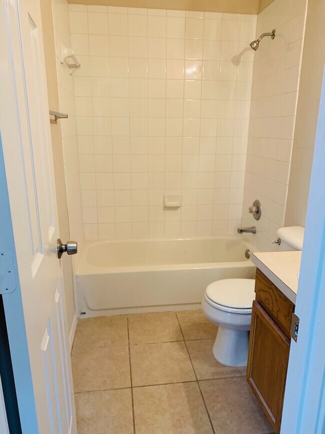 Building Photo - Charming 3/2 Duplex with Garage — No Carpet, Fenced Yard!
