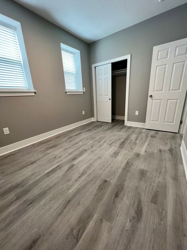 Building Photo - Newly Renovated 2-Bedroom Apartment in Sou...