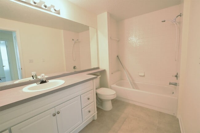 Building Photo - Resort-Style Living! Bright 1-Bedroom Cond...
