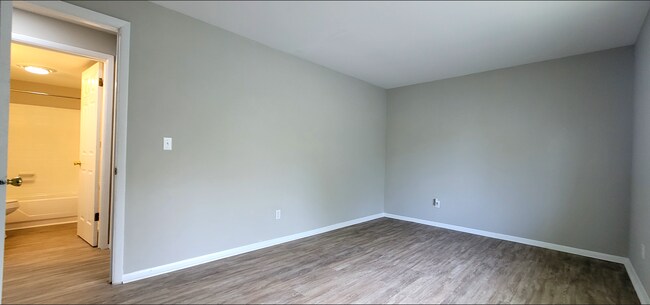 Building Photo - Spacious top floor  2 bedroom 1 bath Apart...