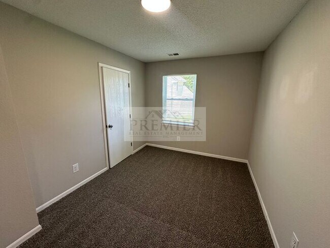 Building Photo - 3562 NE Independence Ave