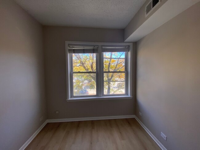 Building Photo - 4530 N Lincoln Ave