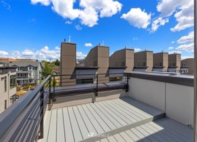 Building Photo - Greenlake 2bed / 2bath Townhouse