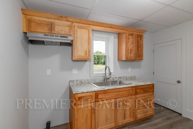 Building Photo - 3 Bed Home with Large Yard & Detached Garage – $1,495/mo