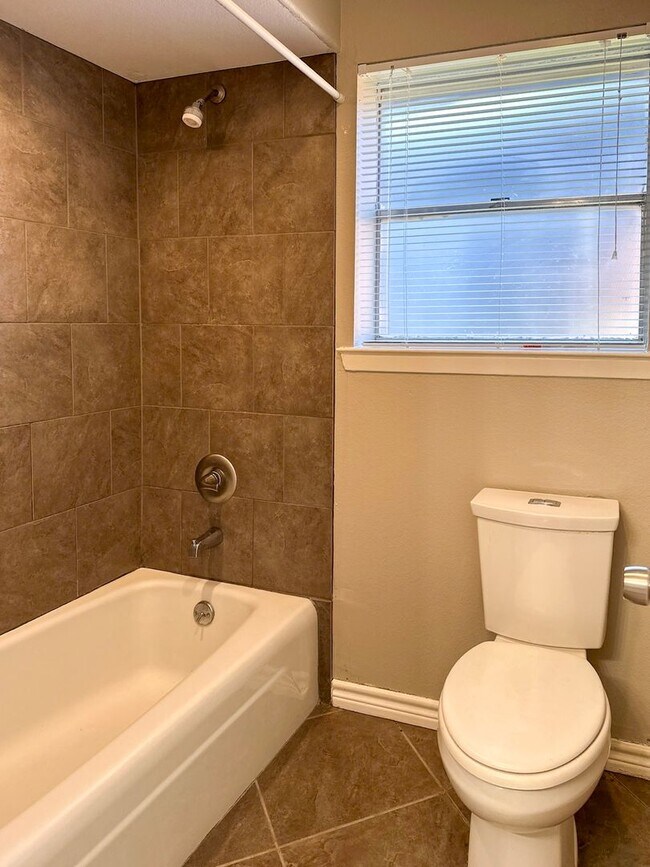 Building Photo - 4 Bedroom / 2 Bath / 2 Car Garage