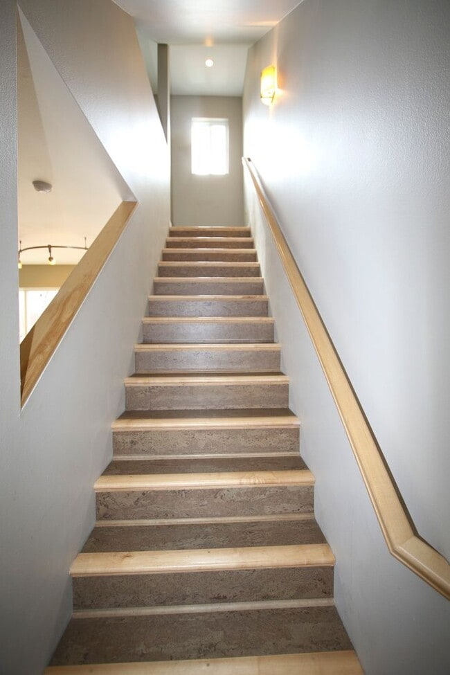 Building Photo - 3 Bedroom Townhouse!