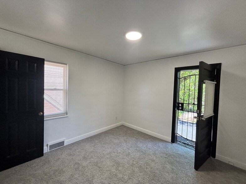 Building Photo - 14800 Woodmont Ave