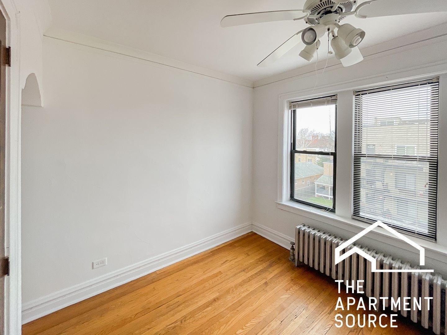 Building Photo - 2542 W Summerdale Ave