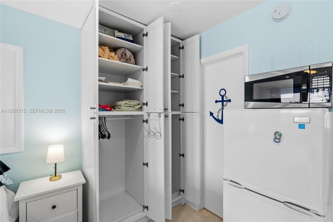 Building Photo - 4228 N Ocean Dr