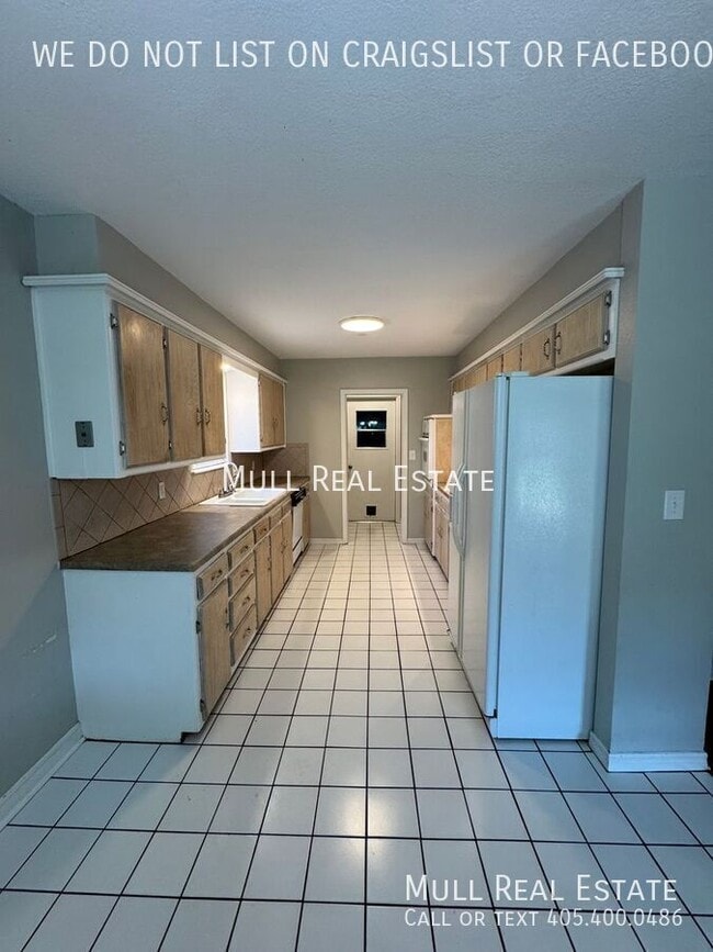 Building Photo - 1622 Chaucer Dr