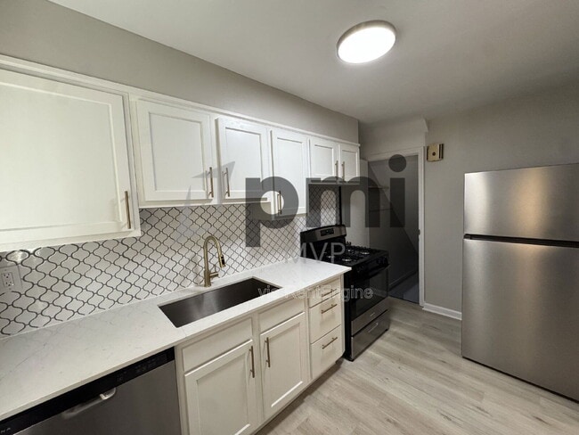 Building Photo - 2135 Ridgeview Rd