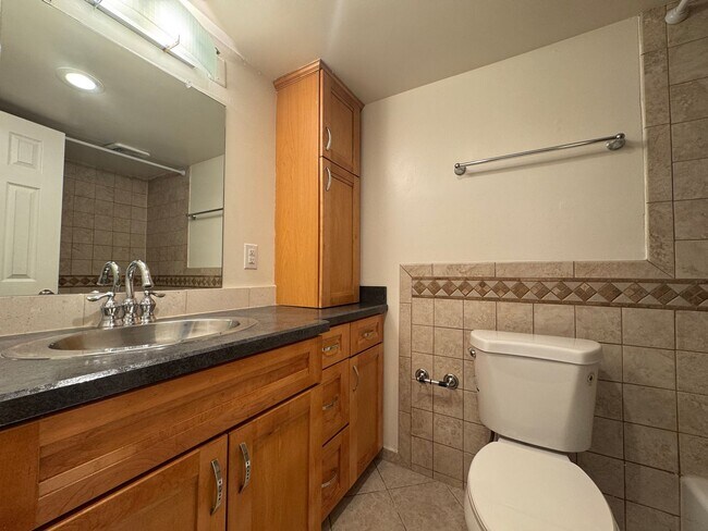 Building Photo - Spacious 1 Bed 1 Bath Condo With Balcony In Mayflower Square