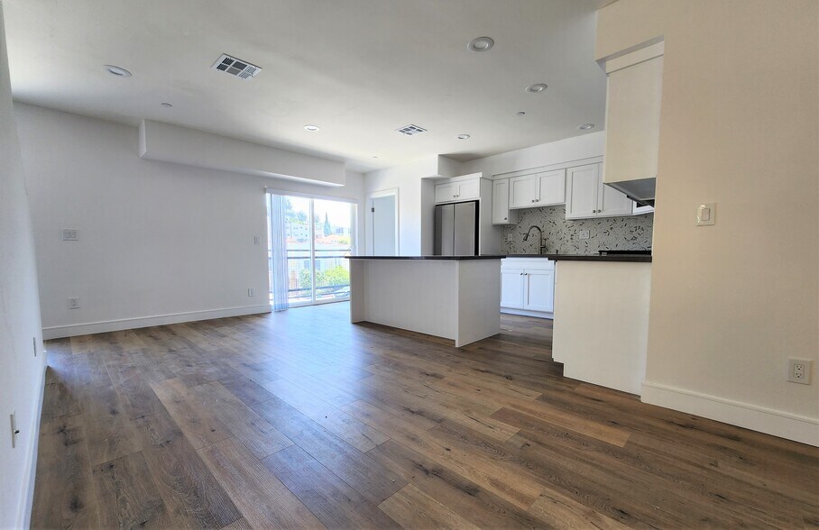 Building Photo - 543 N Kingsley Dr
