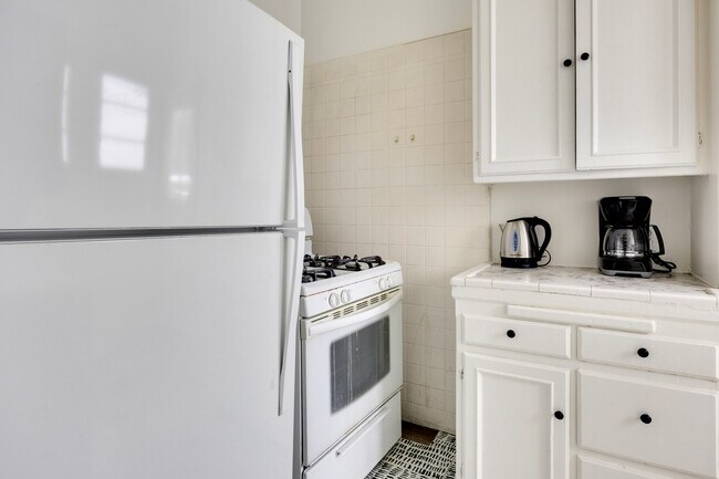 Building Photo - 135 S Reeves Dr