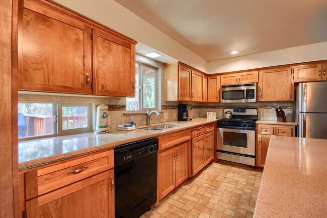 Building Photo - 2650 English Ln