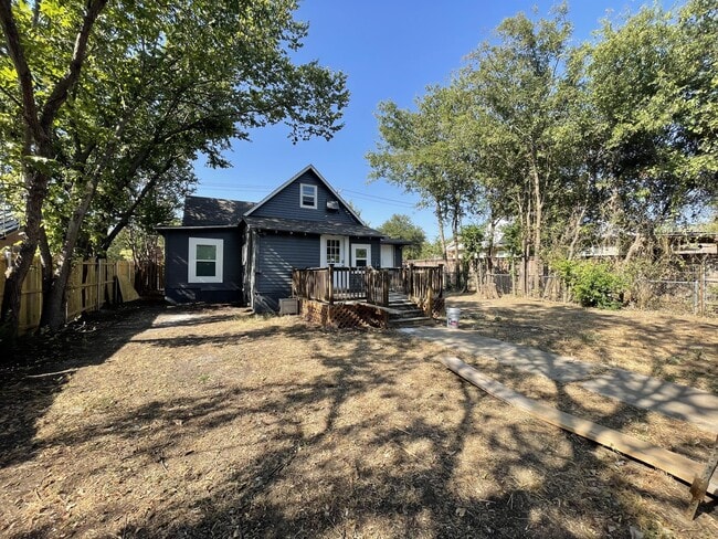 Building Photo - 203 W Purdom