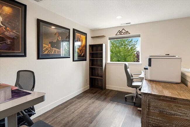 Building Photo - 1622 NW Rimrock Dr