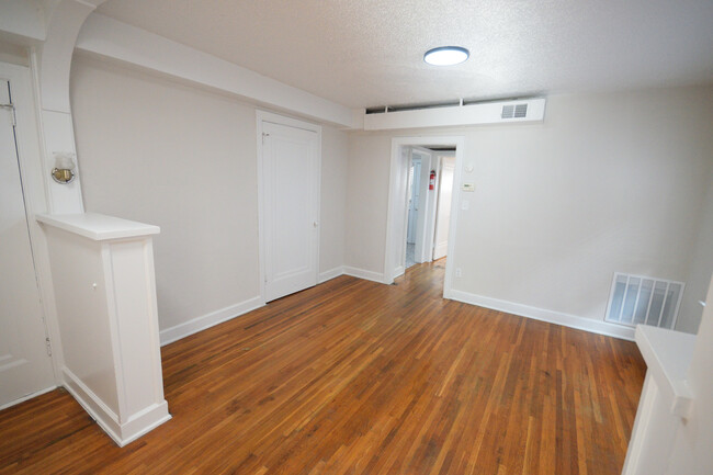 Building Photo - 720 W 38th St