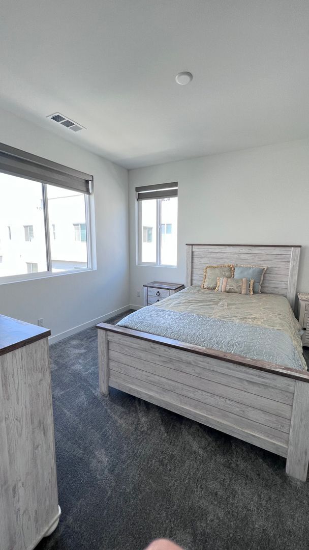 Building Photo - Beautiful furnished 4 bedroom Townhouse!