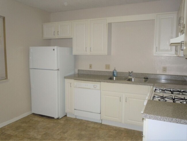 Building Photo - Two Bedroom Duplex with Modern Kitchen, 1 ...